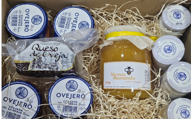 cesta regalo original productos lacteos y miel